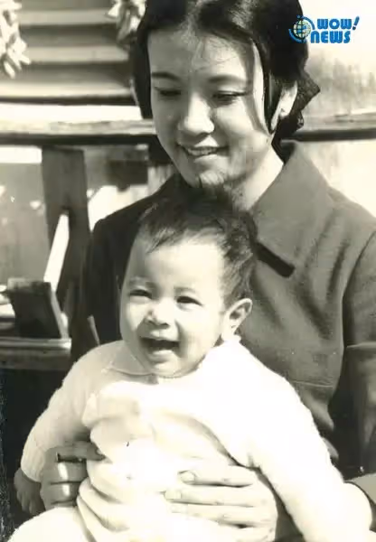 莫文蔚80歲母親美照曝光根本「同一個模子刻出」「背景大有來頭」難怪舉手投足都很美