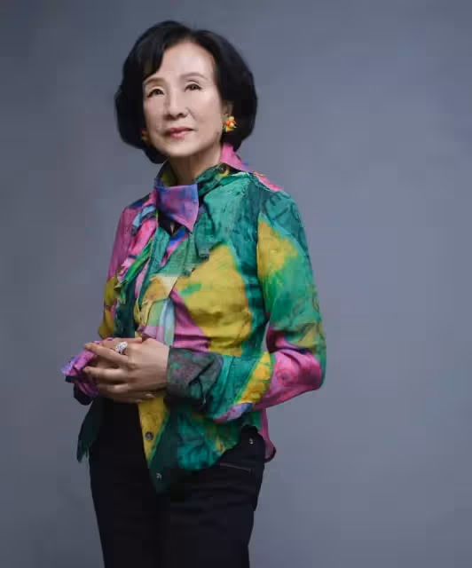 莫文蔚80歲母親美照曝光根本「同一個模子刻出」「背景大有來頭」難怪舉手投足都很美