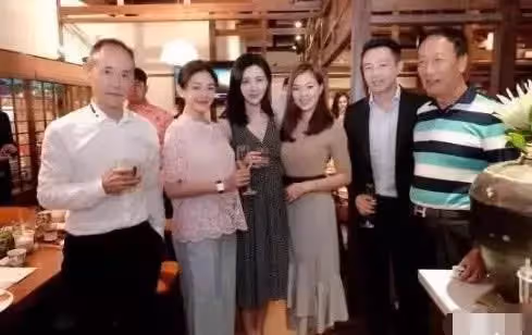 大s也不是天生麗質，剪了短髮不包裝，也成了大眾的老阿姨，網友：有中年大媽的感覺了