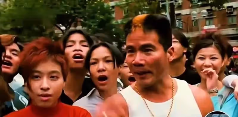 69歲陳志輝雞冠頭，十分瀟灑卻老態明顯，曝入行辛酸史，暗指黎明太虛偽，曾遭李修賢公報私仇，網友：是真性情還是情商低