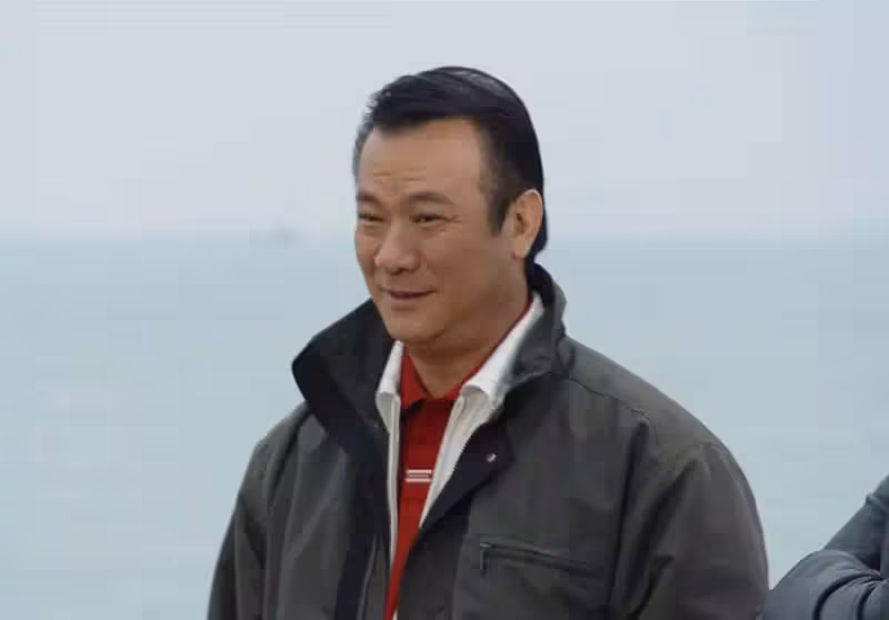 69歲陳志輝雞冠頭，十分瀟灑卻老態明顯，曝入行辛酸史，暗指黎明太虛偽，曾遭李修賢公報私仇，網友：是真性情還是情商低