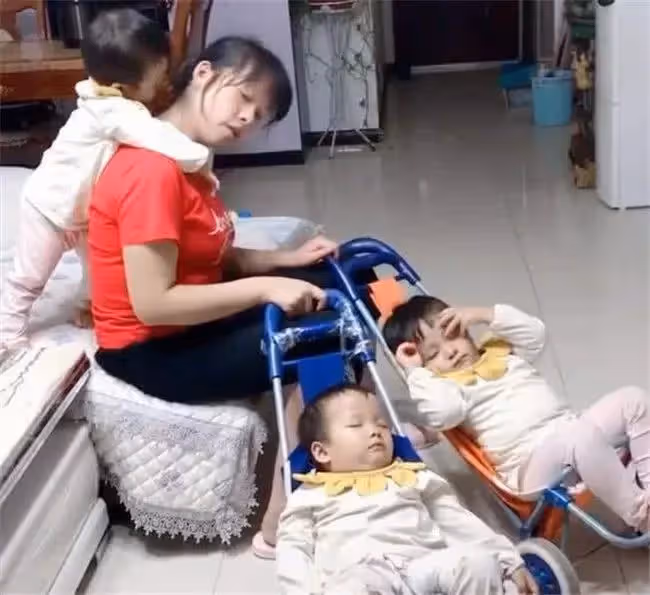 三倍辛苦！妻子產下3胞胎「和婆婆一起顧」卻常抱怨好累 丈夫下班提前回家「眼前一幕讓他愧疚」：對不起老婆