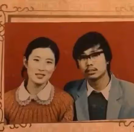 翻出父母結婚照！他崩潰「當年媽媽怎麼看上爸」笑到不行「還有更狂的」網笑：是真愛啊