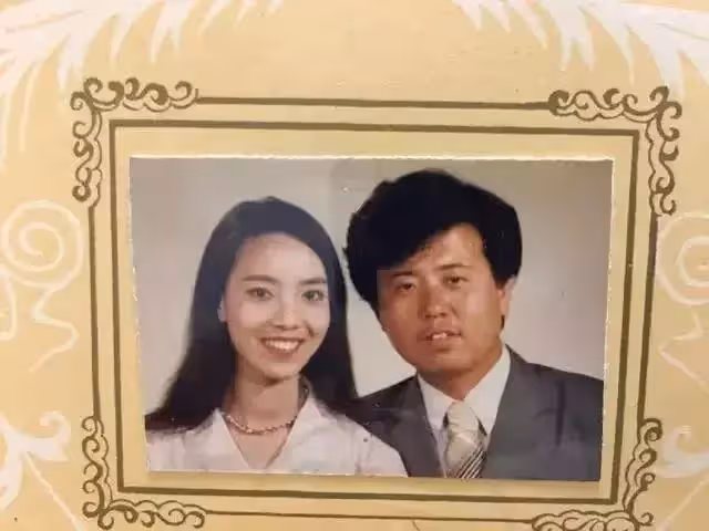 翻出父母結婚照！他崩潰「當年媽媽怎麼看上爸」笑到不行「還有更狂的」網笑：是真愛啊