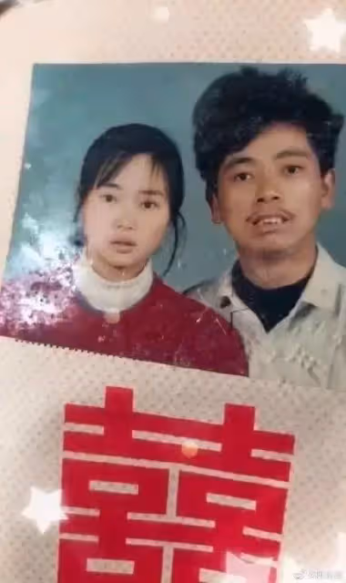 翻出父母結婚照！他崩潰「當年媽媽怎麼看上爸」笑到不行「還有更狂的」網笑：是真愛啊