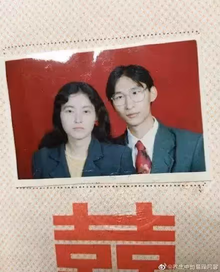 翻出父母結婚照！他崩潰「當年媽媽怎麼看上爸」笑到不行「還有更狂的」網笑：是真愛啊
