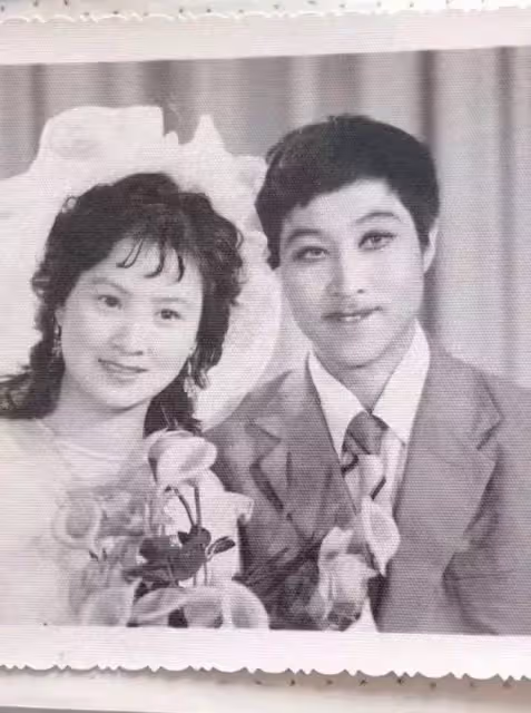 翻出父母結婚照！他崩潰「當年媽媽怎麼看上爸」笑到不行「還有更狂的」網笑：是真愛啊