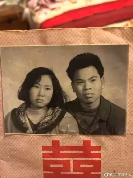 翻出父母結婚照！他崩潰「當年媽媽怎麼看上爸」笑到不行「還有更狂的」網笑：是真愛啊