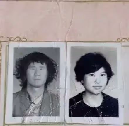 翻出父母結婚照！他崩潰「當年媽媽怎麼看上爸」笑到不行「還有更狂的」網笑：是真愛啊