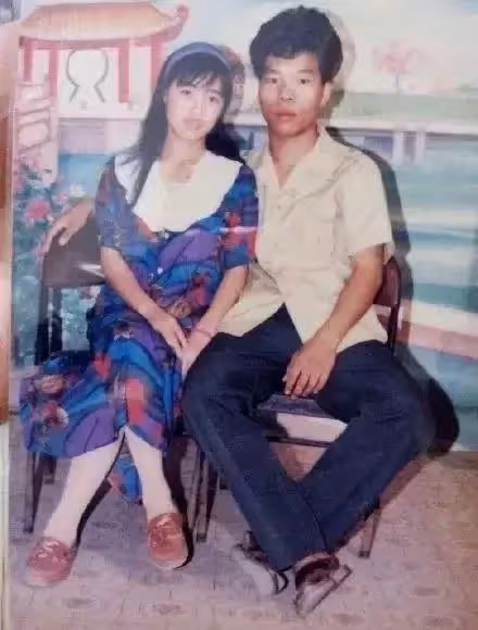 翻出父母結婚照！他崩潰「當年媽媽怎麼看上爸」笑到不行「還有更狂的」網笑：是真愛啊