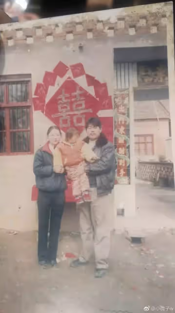 翻出父母結婚照！他崩潰「當年媽媽怎麼看上爸」笑到不行「還有更狂的」網笑：是真愛啊