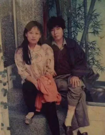 翻出父母結婚照！他崩潰「當年媽媽怎麼看上爸」笑到不行「還有更狂的」網笑：是真愛啊
