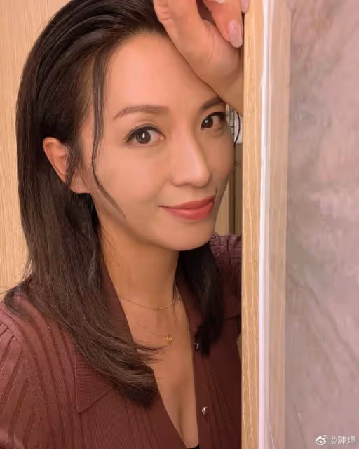 恭喜！TVB實力花旦陳煒48歲生日被求婚，男方圈外人小其5歲