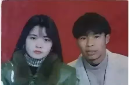 翻出父母結婚照！他崩潰「當年媽媽怎麼看上爸」笑到不行「還有更狂的」網笑：是真愛啊