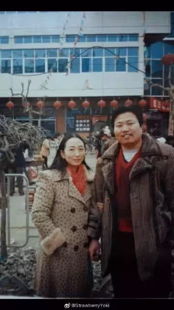 翻出父母結婚照！他崩潰「當年媽媽怎麼看上爸」笑到不行「還有更狂的」網笑：是真愛啊