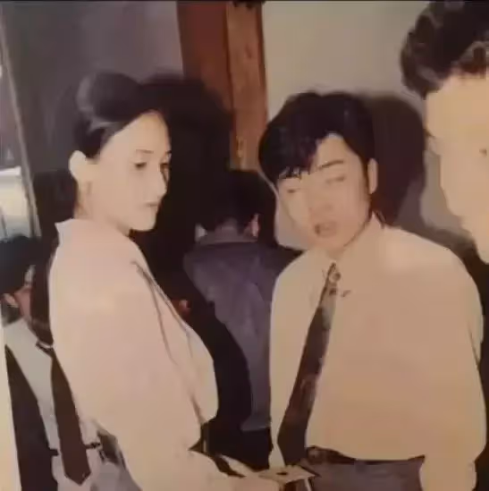 翻出父母結婚照！他崩潰「當年媽媽怎麼看上爸」笑到不行「還有更狂的」網笑：是真愛啊