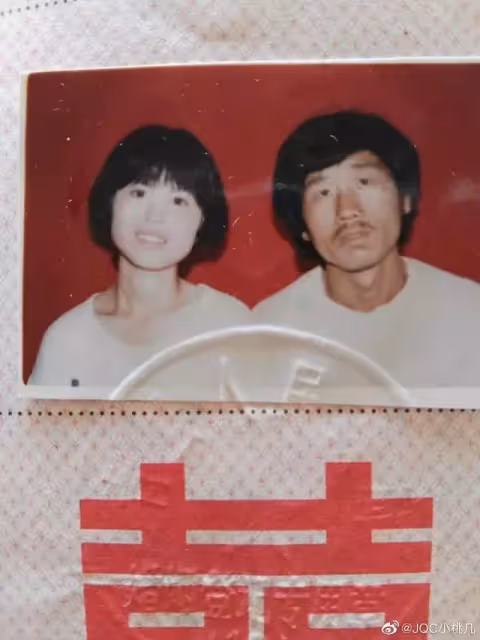 翻出父母結婚照！他崩潰「當年媽媽怎麼看上爸」笑到不行「還有更狂的」網笑：是真愛啊