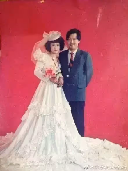 翻出父母結婚照！他崩潰「當年媽媽怎麼看上爸」笑到不行「還有更狂的」網笑：是真愛啊