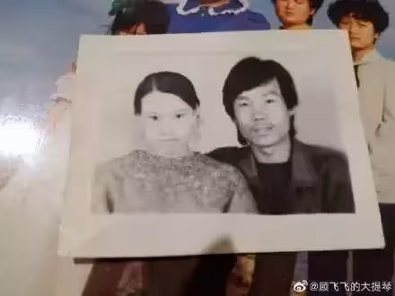 翻出父母結婚照！他崩潰「當年媽媽怎麼看上爸」笑到不行「還有更狂的」網笑：是真愛啊