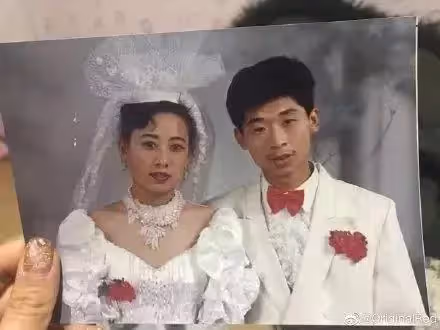 翻出父母結婚照！他崩潰「當年媽媽怎麼看上爸」笑到不行「還有更狂的」網笑：是真愛啊