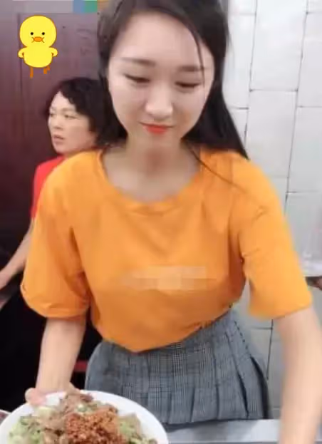 電眼美女煮麵「被封最美拉麵西施」爆紅全中國！粉絲慕名朝聖「終於見到本尊」秒看傻：我不想吃了