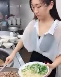 電眼美女煮麵「被封最美拉麵西施」爆紅全中國！粉絲慕名朝聖「終於見到本尊」秒看傻：我不想吃了