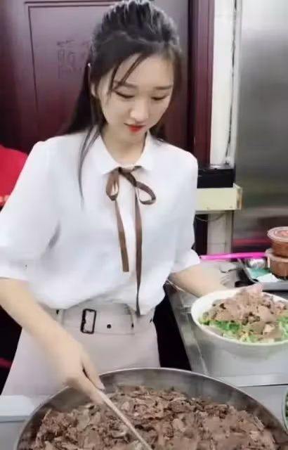 電眼美女煮麵「被封最美拉麵西施」爆紅全中國！粉絲慕名朝聖「終於見到本尊」秒看傻：我不想吃了