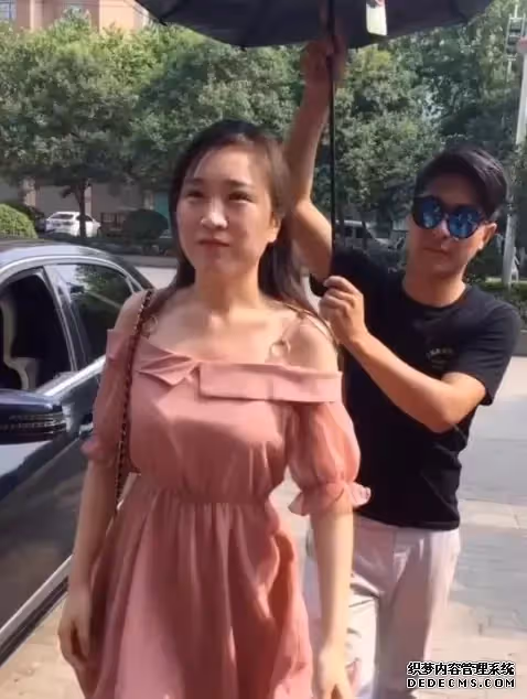 電眼美女煮麵「被封最美拉麵西施」爆紅全中國！粉絲慕名朝聖「終於見到本尊」秒看傻：我不想吃了