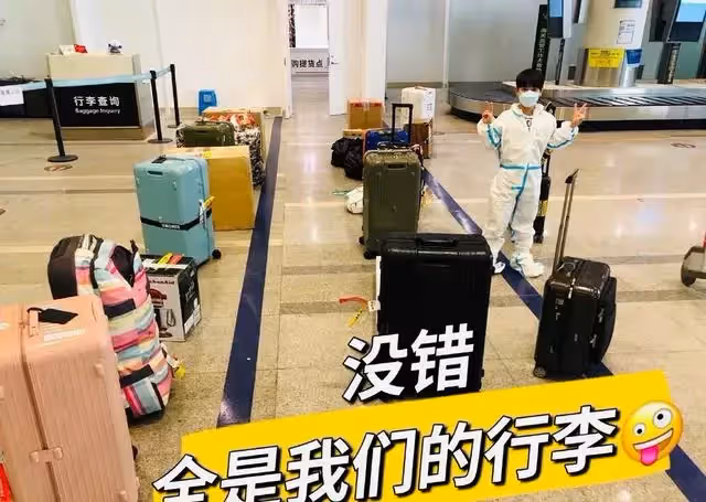 吳尊全家定居國內！機場行李成排23箱900斤，一家四口都穿隔離服