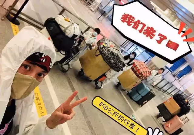 吳尊全家定居國內！機場行李成排23箱900斤，一家四口都穿隔離服