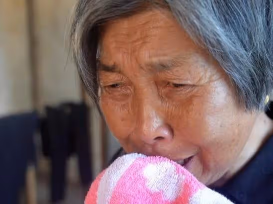 自帶工資給女兒女婿帶孩子十三年,外孫上初中後,倆老人老淚縱橫