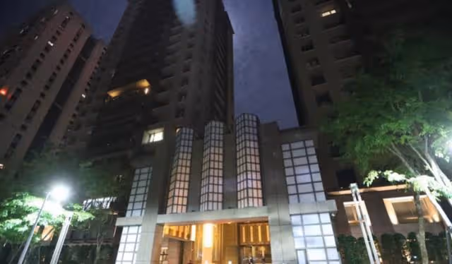 具俊曄完成隔離出關直奔大S豪宅,紳士打招呼,被台媒贊好夫婿