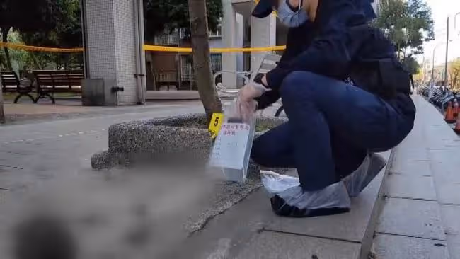 知名紙雕師持刀殺害店員後，被曝作品多為抄襲，曾與炎亞綸合作