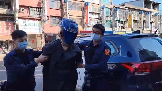 知名紙雕師持刀殺害店員後，被曝作品多為抄襲，曾與炎亞綸合作