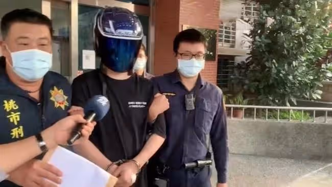 知名紙雕師持刀殺害店員後，被曝作品多為抄襲，曾與炎亞綸合作