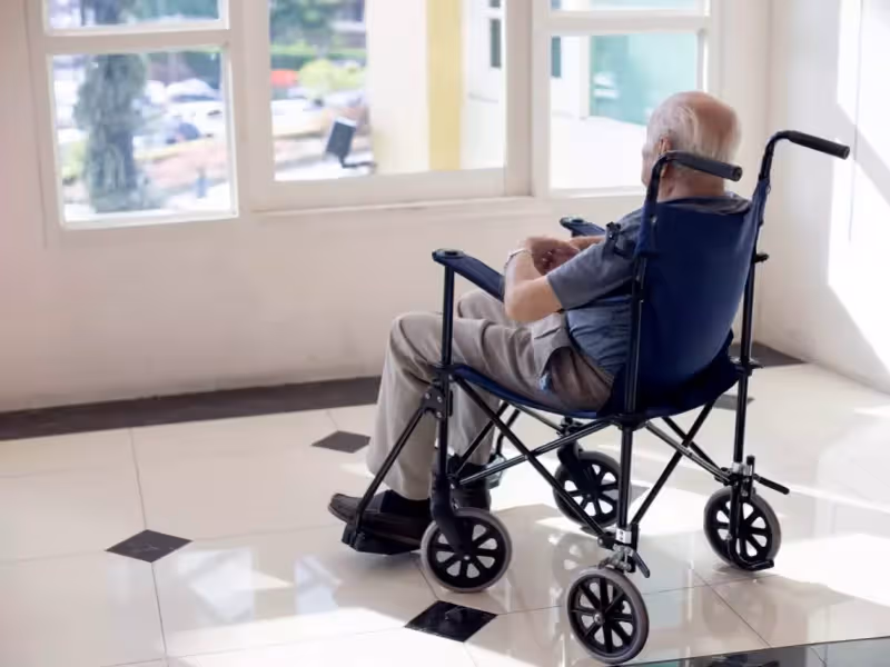 退休的老教授送8子女赴美讀博，92歲被放安養中心無人理會，退休金全給子女卻鬱鬱而終：優秀的人，不一定有人性