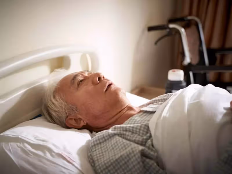 退休的老教授送8子女赴美讀博，92歲被放安養中心無人理會，退休金全給子女卻鬱鬱而終：優秀的人，不一定有人性