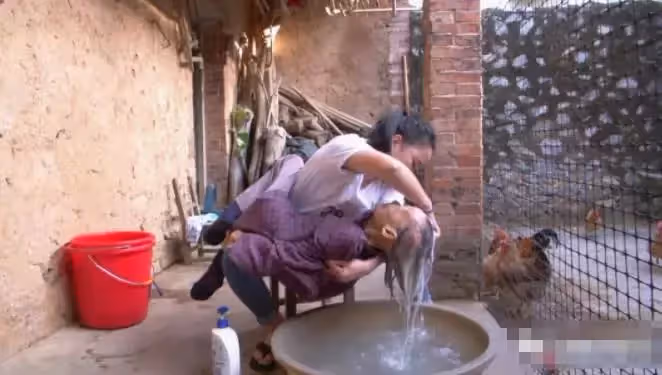90後的孫媳婦抱88歲奶奶洗頭，對其照料有加：我坐月子是奶奶照顧我