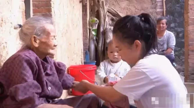 90後的孫媳婦抱88歲奶奶洗頭，對其照料有加：我坐月子是奶奶照顧我