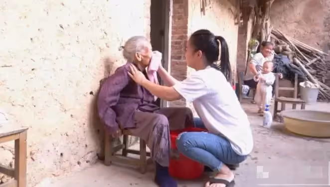 90後的孫媳婦抱88歲奶奶洗頭，對其照料有加：我坐月子是奶奶照顧我