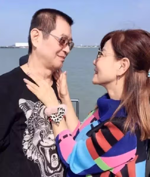 出道30年曝驚喜，蔡小虎和龍千玉摟腰牽手甜蜜吃冰，他鬆口認已有秘密約定，粉絲嗨喊：在一起