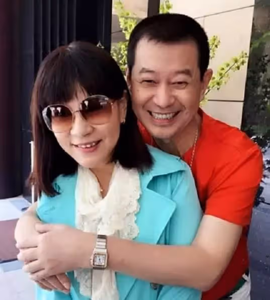 出道30年曝驚喜，蔡小虎和龍千玉摟腰牽手甜蜜吃冰，他鬆口認已有秘密約定，粉絲嗨喊：在一起