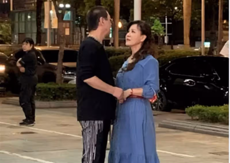 出道30年曝驚喜，蔡小虎和龍千玉摟腰牽手甜蜜吃冰，他鬆口認已有秘密約定，粉絲嗨喊：在一起
