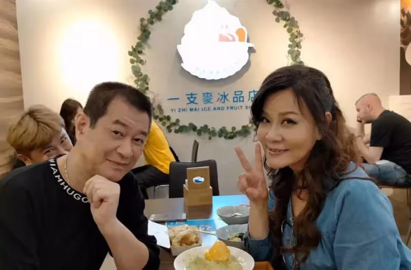 出道30年曝驚喜，蔡小虎和龍千玉摟腰牽手甜蜜吃冰，他鬆口認已有秘密約定，粉絲嗨喊：在一起