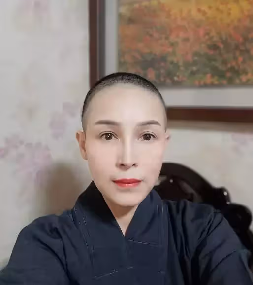 又一女星削髮為尼，50歲女星唐德惠剃度出家，坦言兒成家了無牽掛，父母陪伴送祝福，餘生將在寺廟中度過