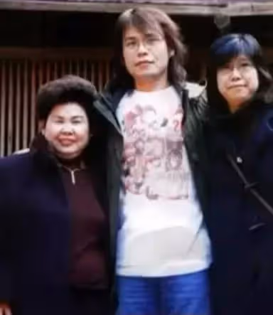 半年失去2弟弟！伍佰流淚「助母渡過喪子痛」堅持親自陪伴 　媽媽曾勸他「當郵差就好」：從不貪名利
