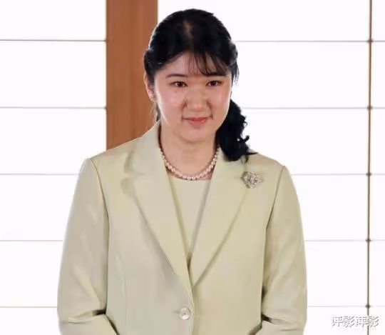 愛子公主記者會花絮,雅子皇后幫她梳發,旁觀女兒整場表現