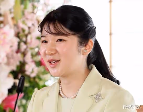 愛子公主記者會花絮,雅子皇后幫她梳發,旁觀女兒整場表現