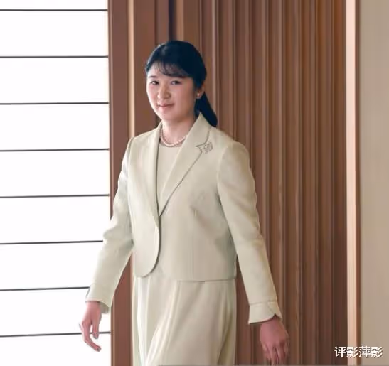 愛子公主記者會花絮,雅子皇后幫她梳發,旁觀女兒整場表現