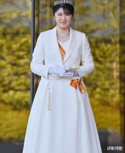 愛子公主記者會花絮,雅子皇后幫她梳發,旁觀女兒整場表現